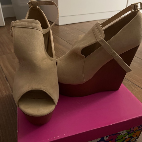 Shoe - Picture 2 of 2